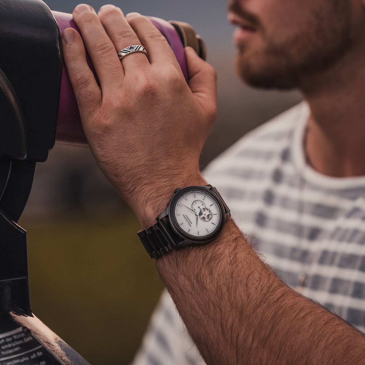 "Manhattan" watch with a maple and marble design, featuring a sleek, modern style.