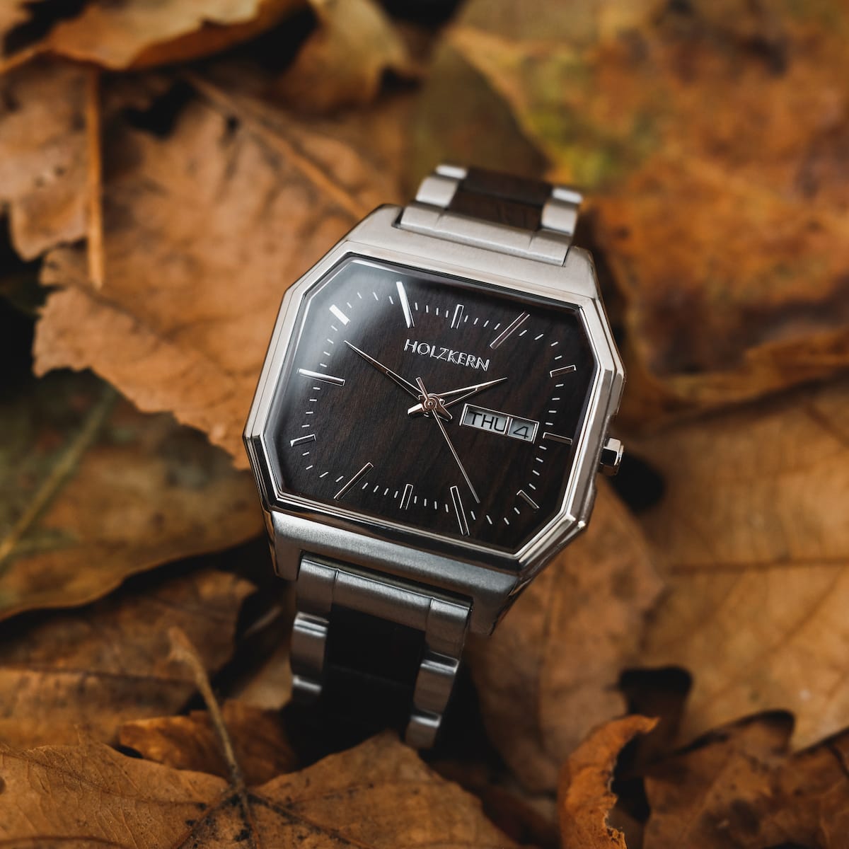 "Kéré" watch featuring a sleek, modern design with a maple wood finish.