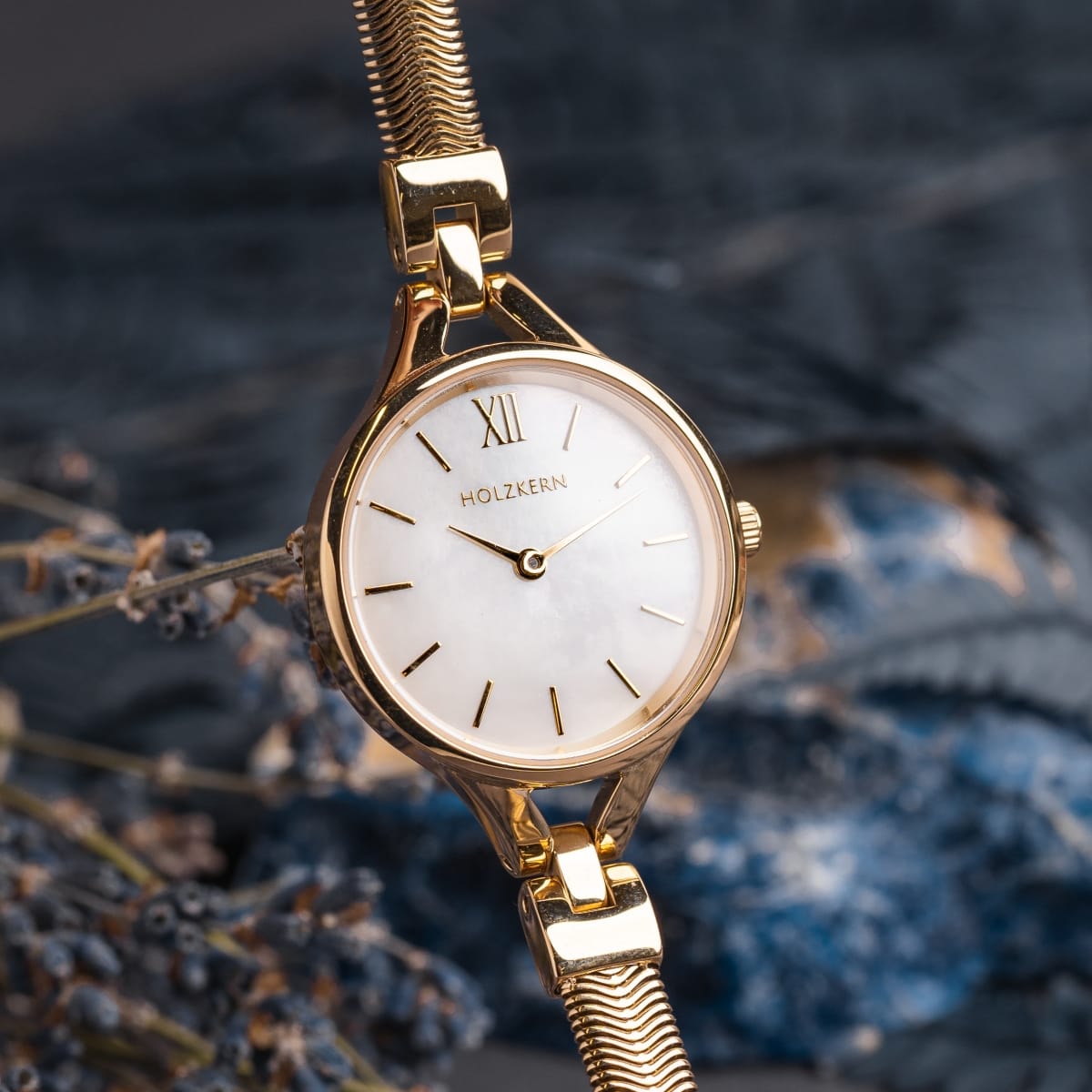 "Kaliya", elegant watch with a nacre dial and gold accents, featuring a sophisticated style and Roman numeral details.