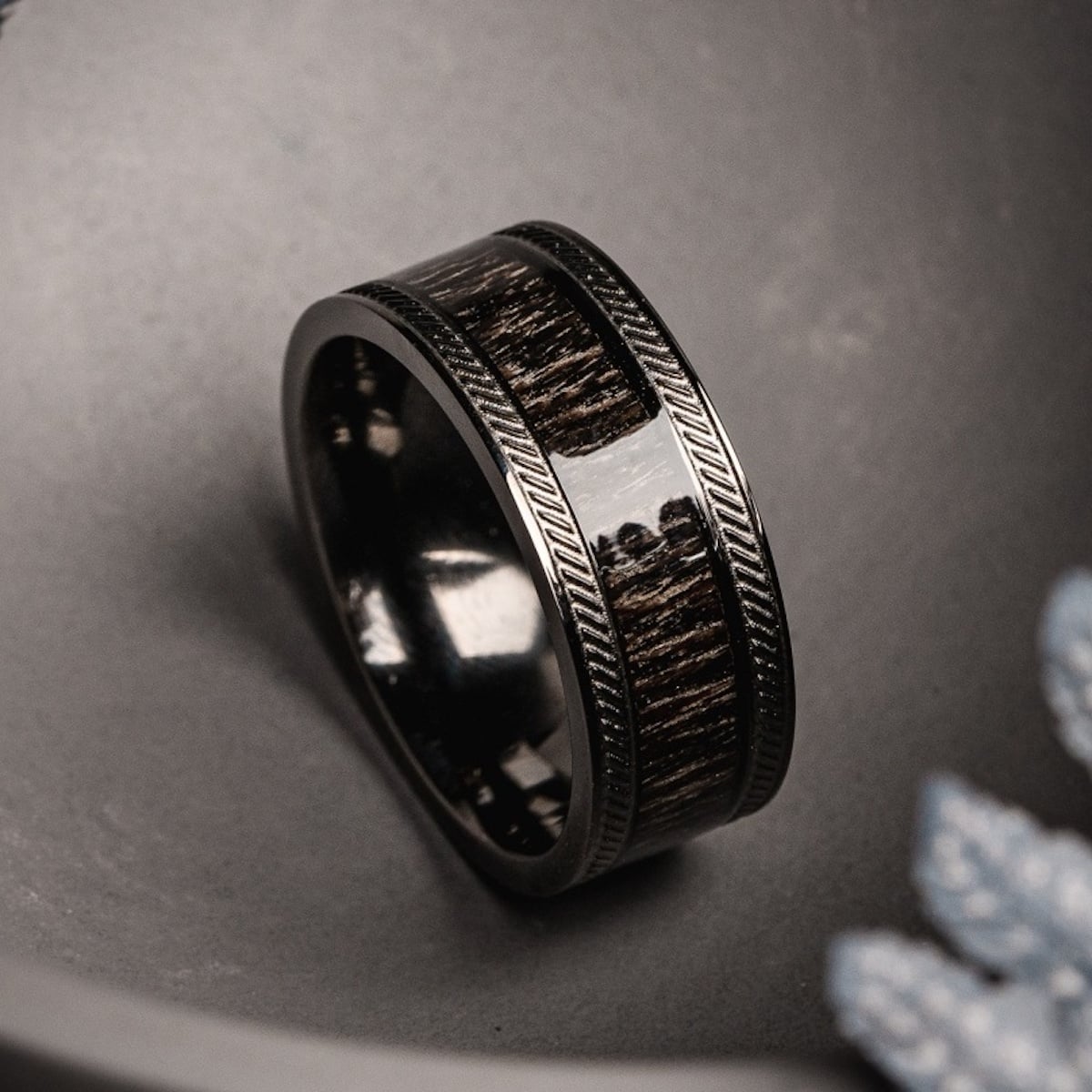 "Countless Ring", a stylish ring featuring a maple and dark gray design.