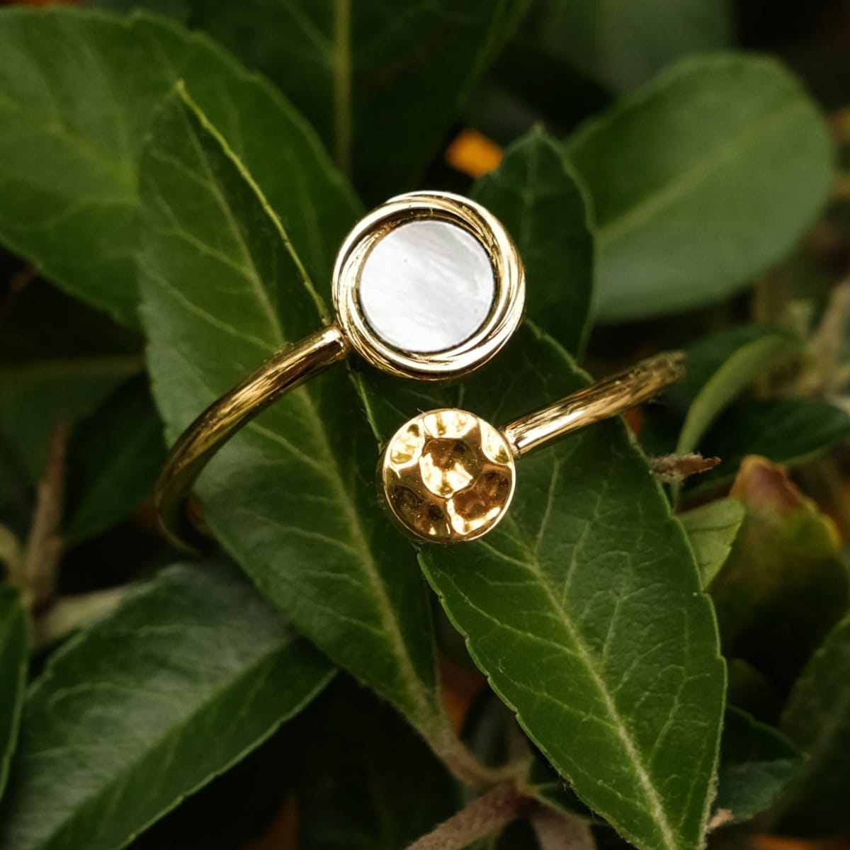 Zendala Ring (White Mother-of-pearl/Gold)