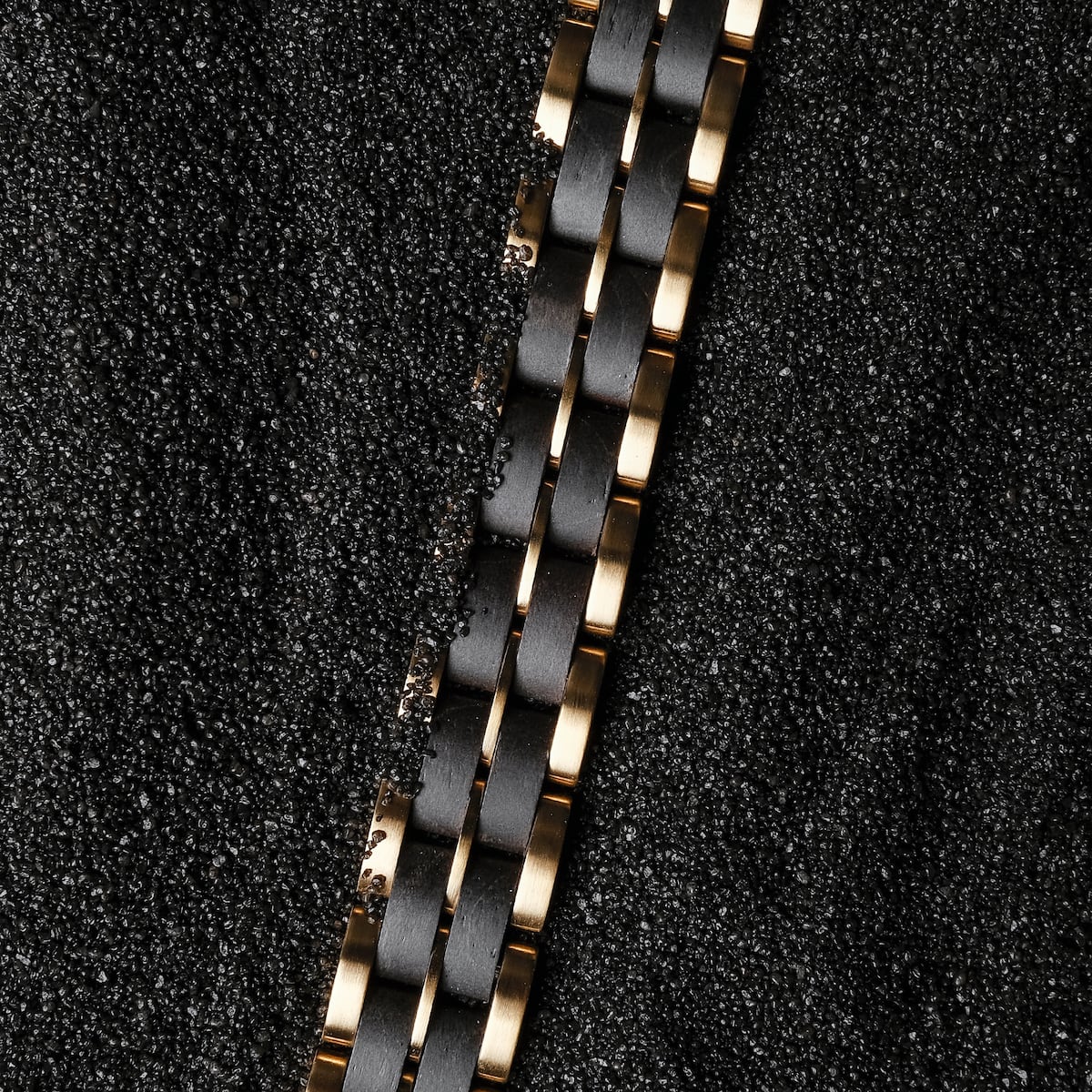 "Kanon" watch strap, featuring a stylish black maple and gold design.