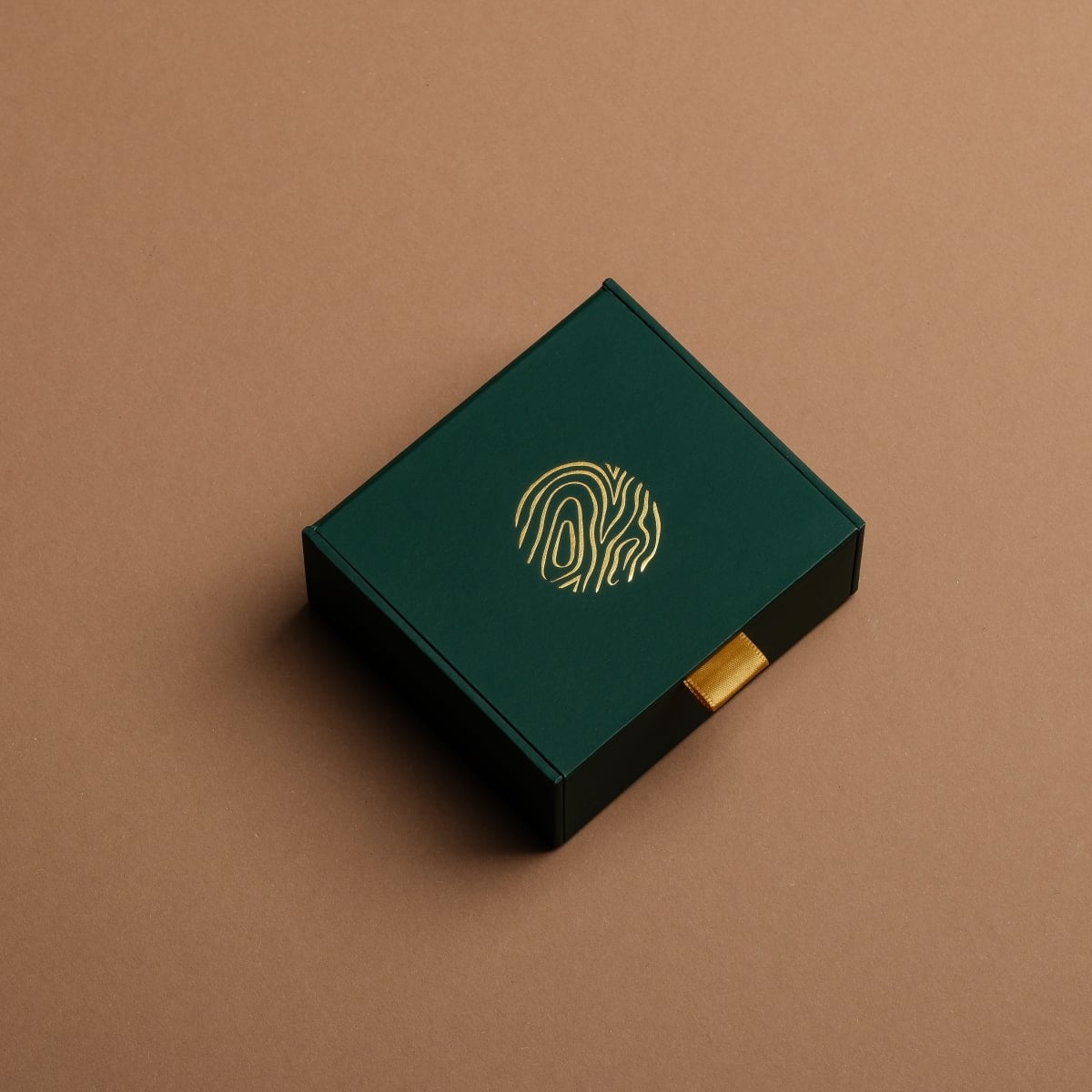 "Gift Box Jewelry", a green jewelry gift box with a sleek design and gold detailing.