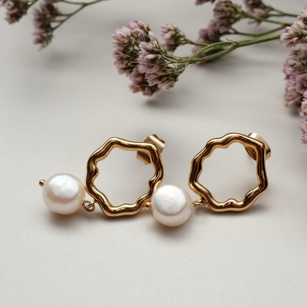 Oceanfoam Earrings: Elegant earrings featuring wave-like gold with lustrous pearls.