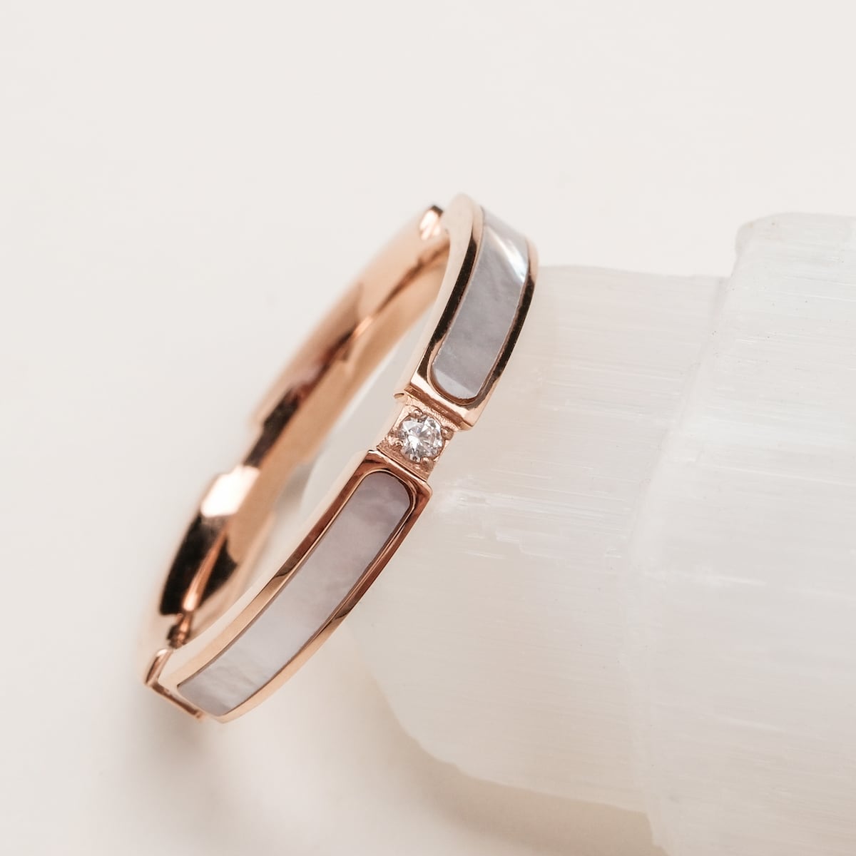 "Campania Ring": Elegant rose gold ring with nacre inlay and a diamond accent, showcasing a refined and modern style.