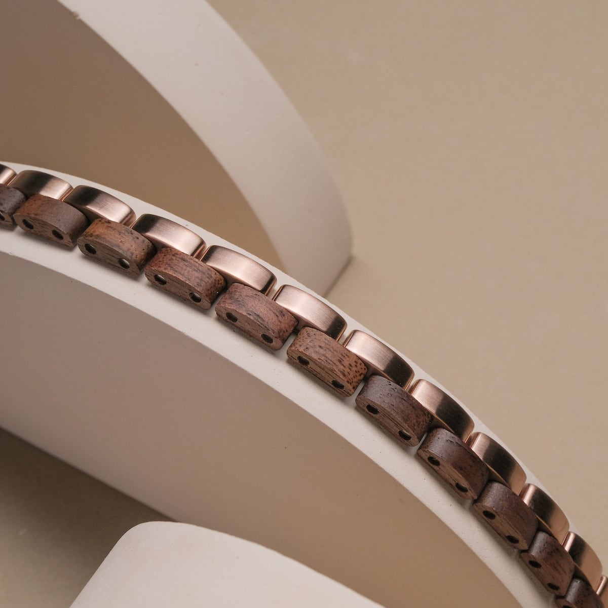 "Duet" watch strap featuring a stylish walnut and rose gold design.