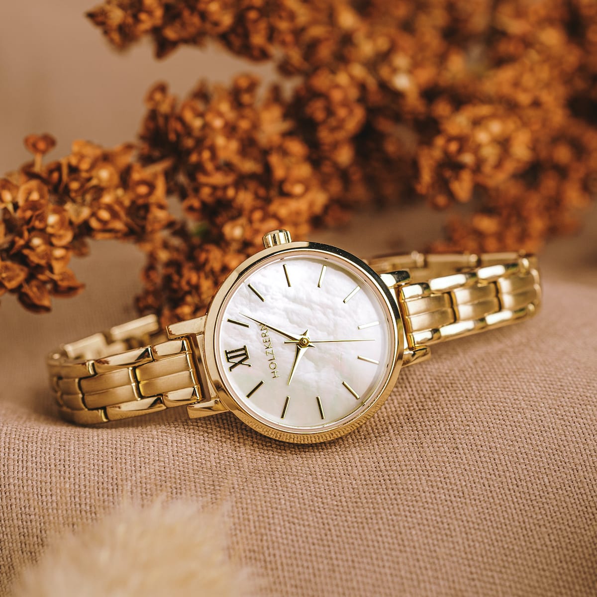 "Hanwi", elegant watch featuring nacre and gold tones with a classic, sophisticated style.