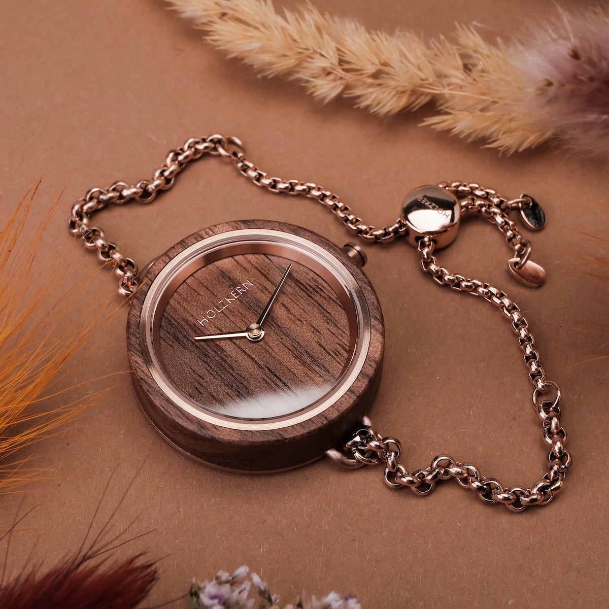 "Leave", a stylish Walnut watch with a chain bracelet, featuring a natural wood finish and elegant design.