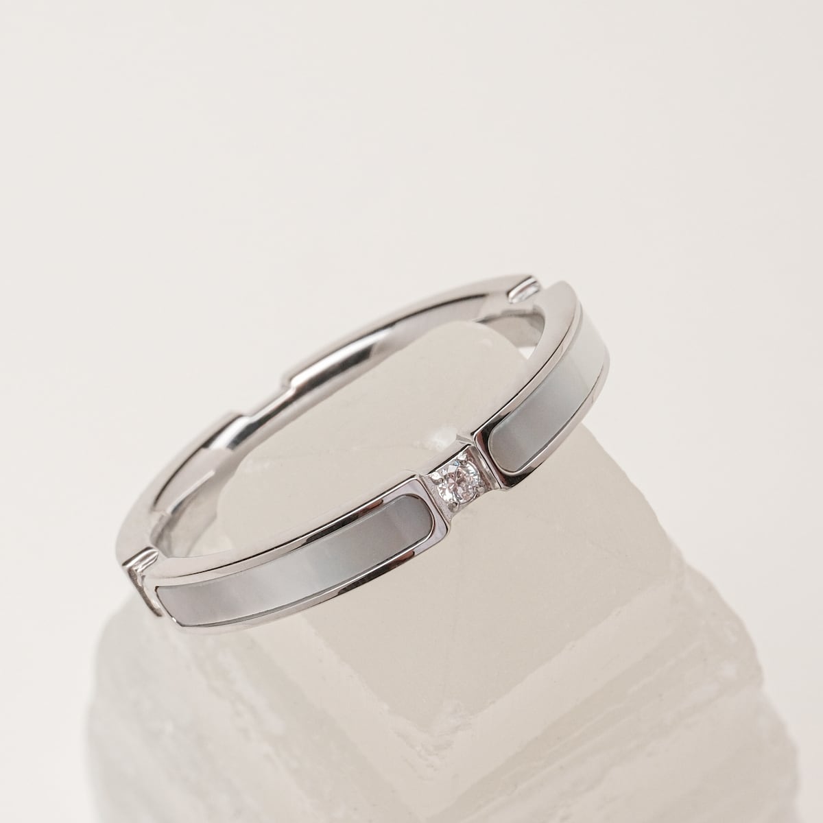 "Campania Ring": Elegant silver and nacre ring showcasing a modern, minimalist design.