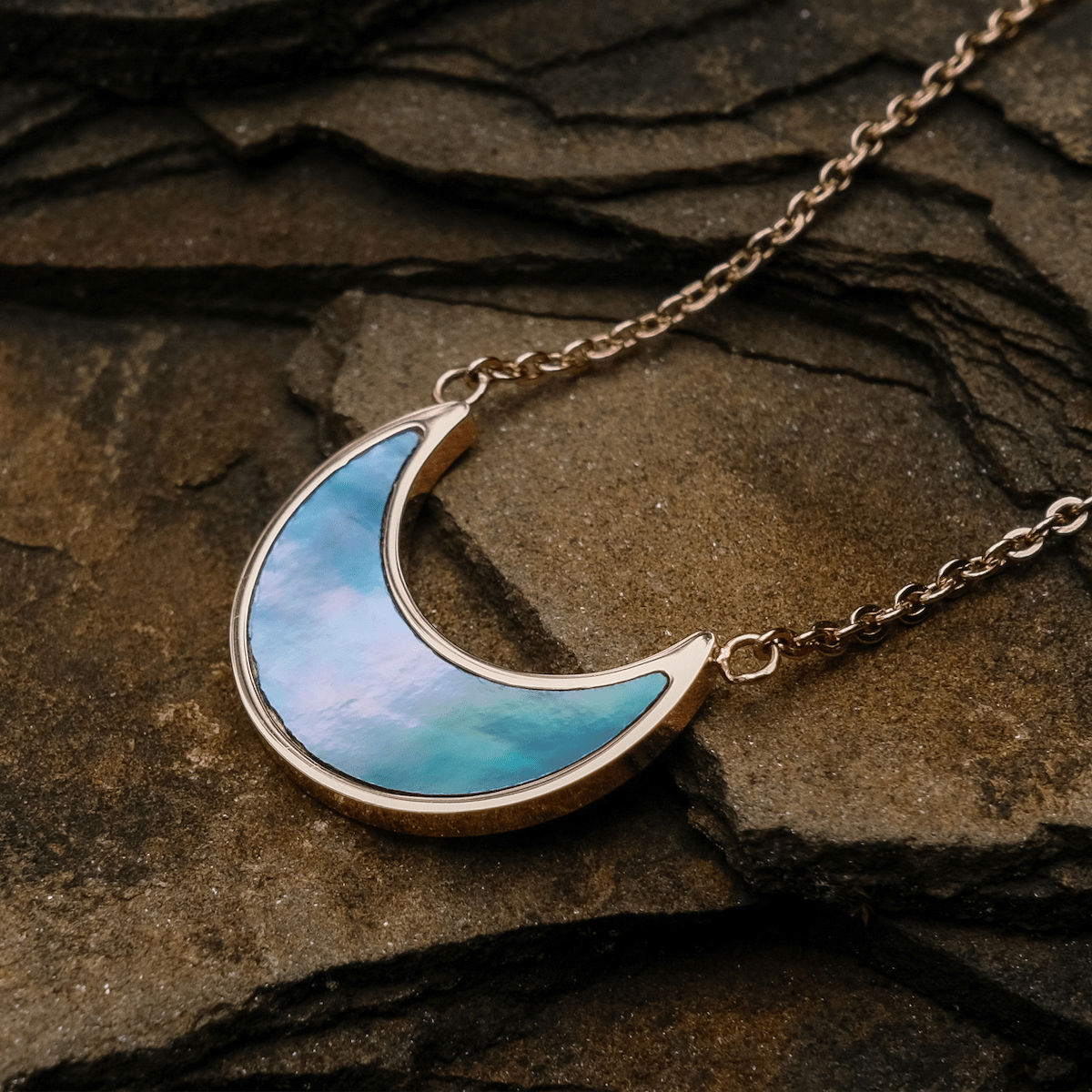 "Hue Necklace", crescent moon necklace in blue nacre and rose gold, with an elegant, earthy style.