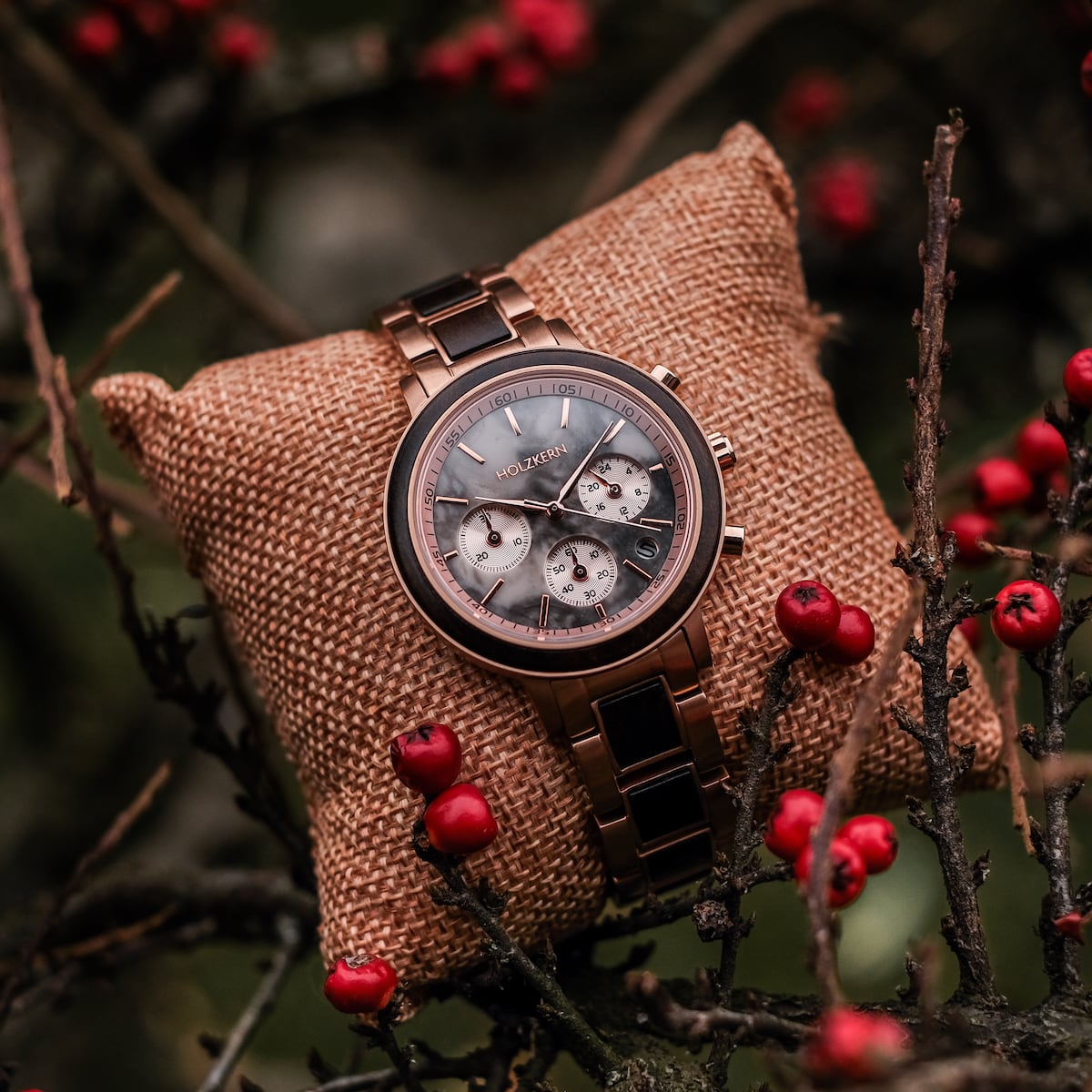 "Calina" watch with maple and marble design, featuring a rustic and elegant style amidst natural surroundings.