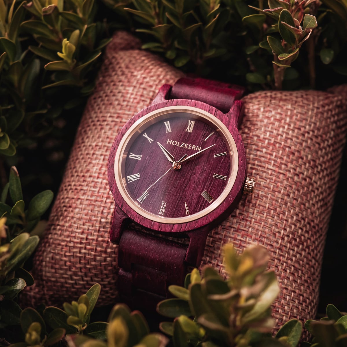 "Calm" is a stylish wooden watch with an amaranth tone, featuring a natural and elegant design.