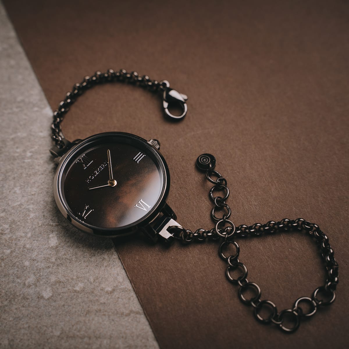 "Élisa" watch with a dark gray design and nacre accents, featuring a chain strap for an elegant look.