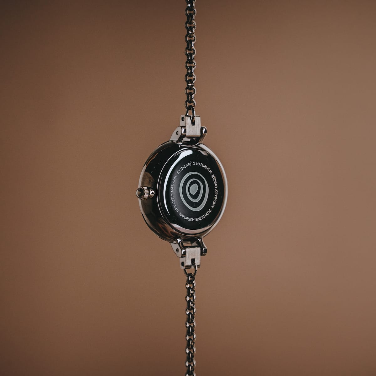 "Élisa", a stylish watch in nacre and dark gray with a sleek, modern design.