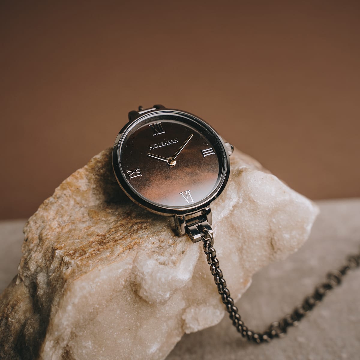 "Élisa" watch featuring a nacre and dark gray finish with an elegant chain design.