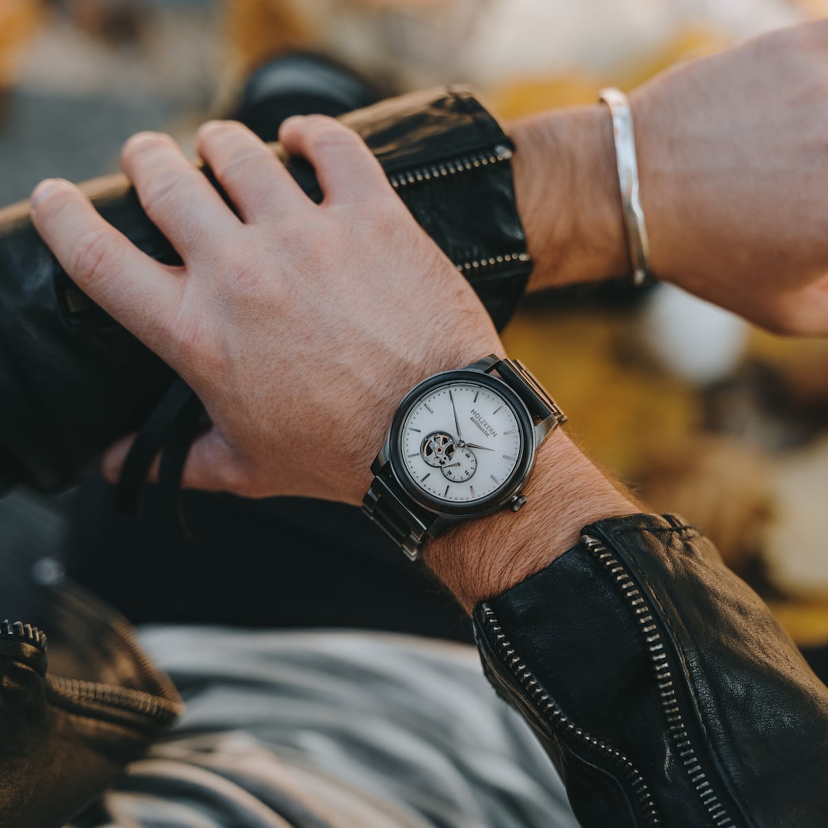 "Manhattan" watch features a sleek maple and marble design, adding elegance to any outfit.
