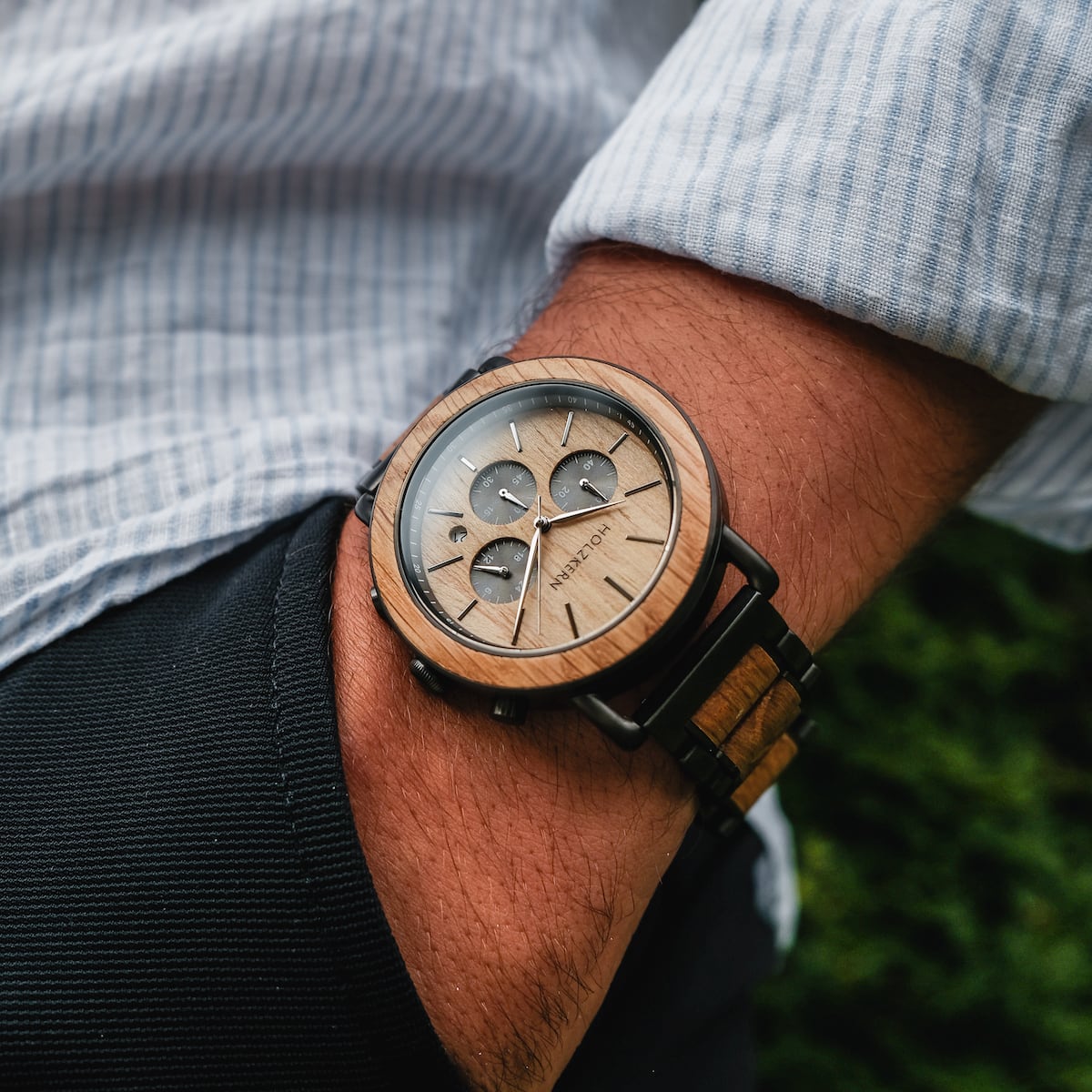 "Whakaari" watch, featuring an oak wood design and classic style.