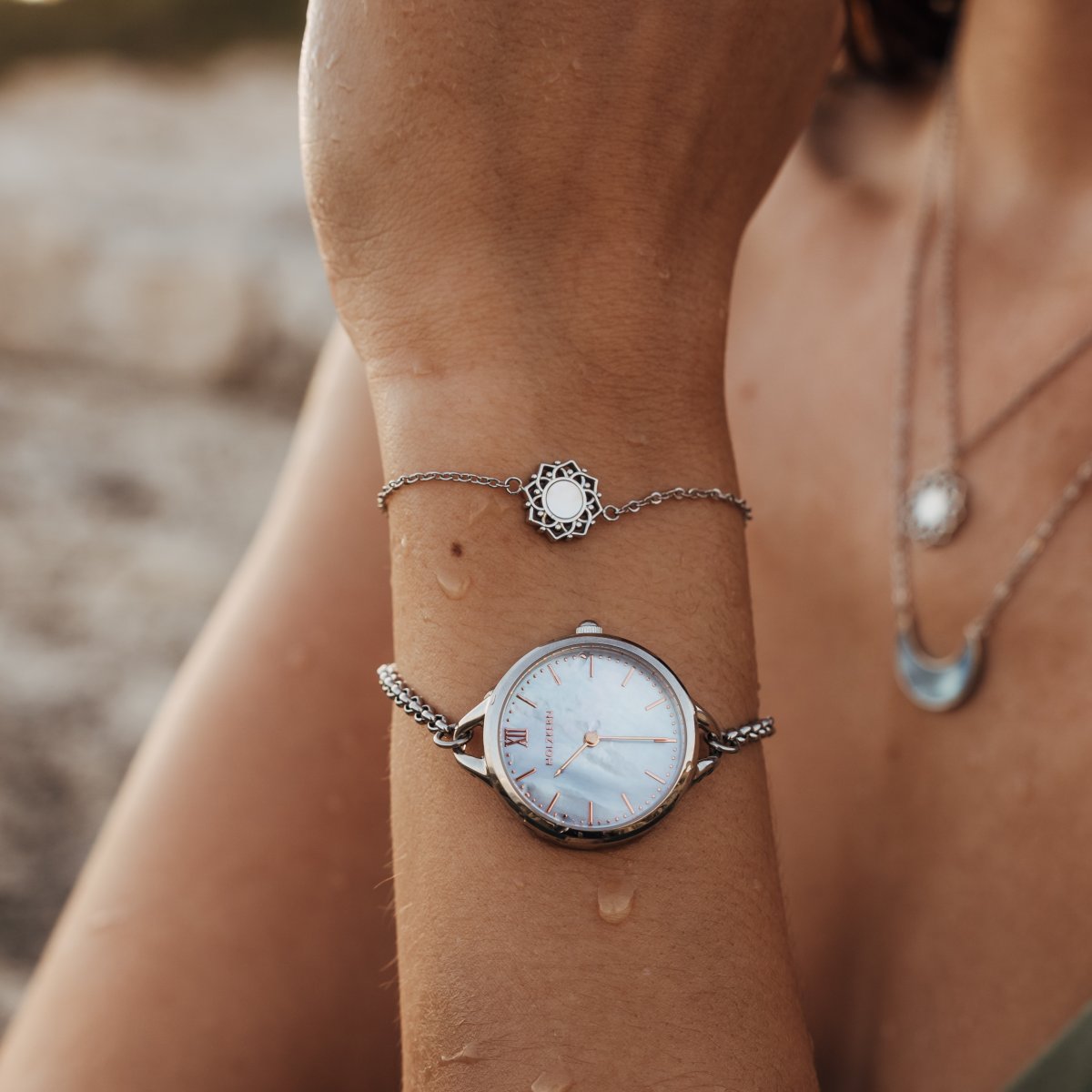 "Composition Bracelet" bracelet in silver with white nacre, featuring an elegant and minimalist style.