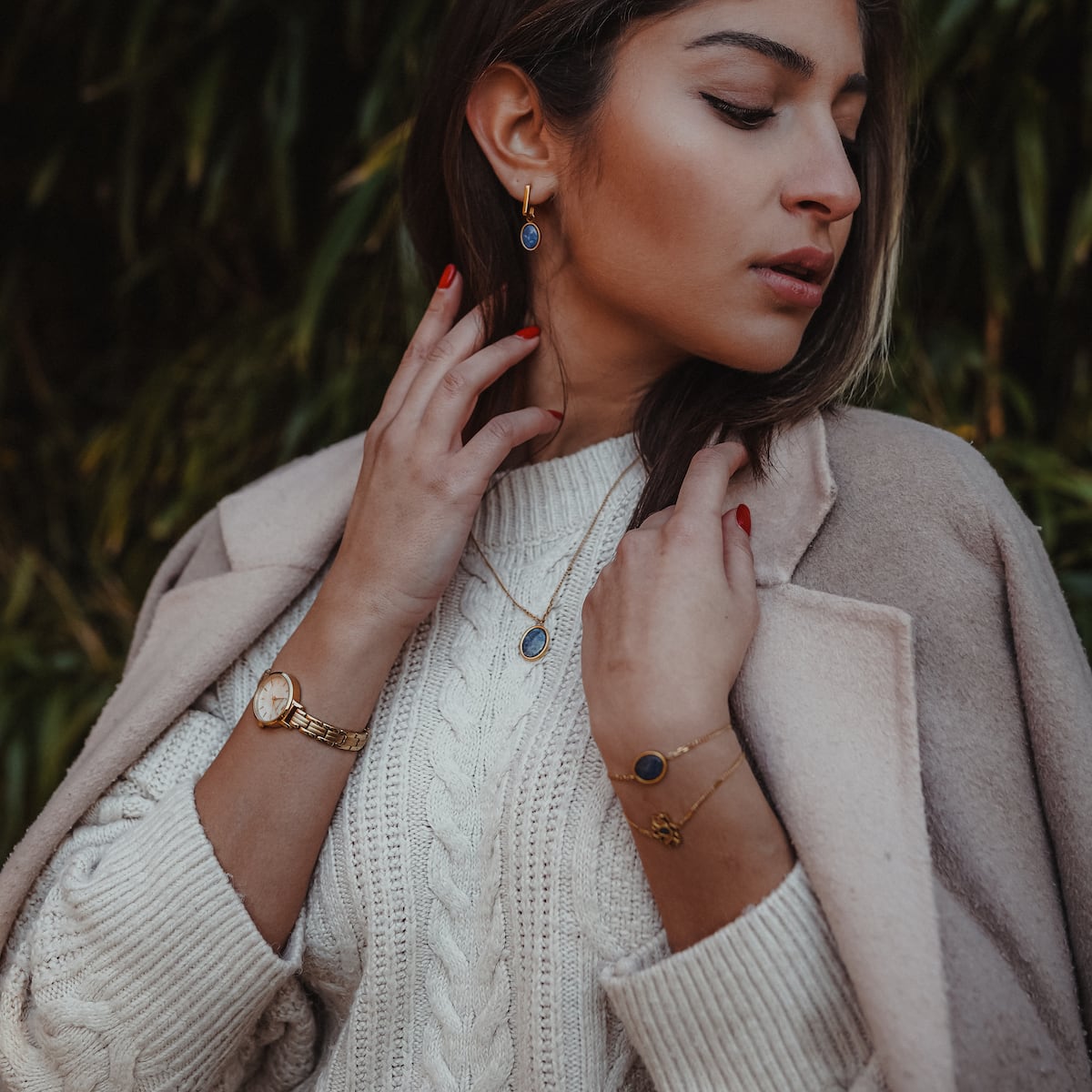 Mirror earrings, elegant earrings featuring lapis lazuli and gold accents, worn by a woman with a sophisticated style.