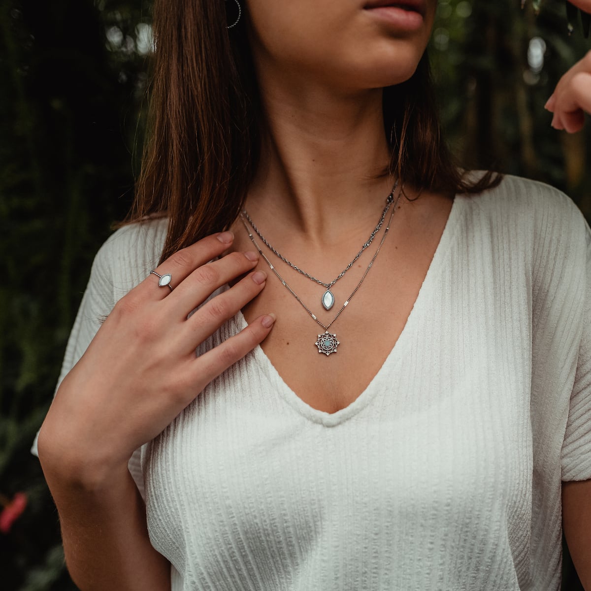 "Visual Necklace", a stylish necklace with nacre and silver accents, elegantly layered for a modern look.