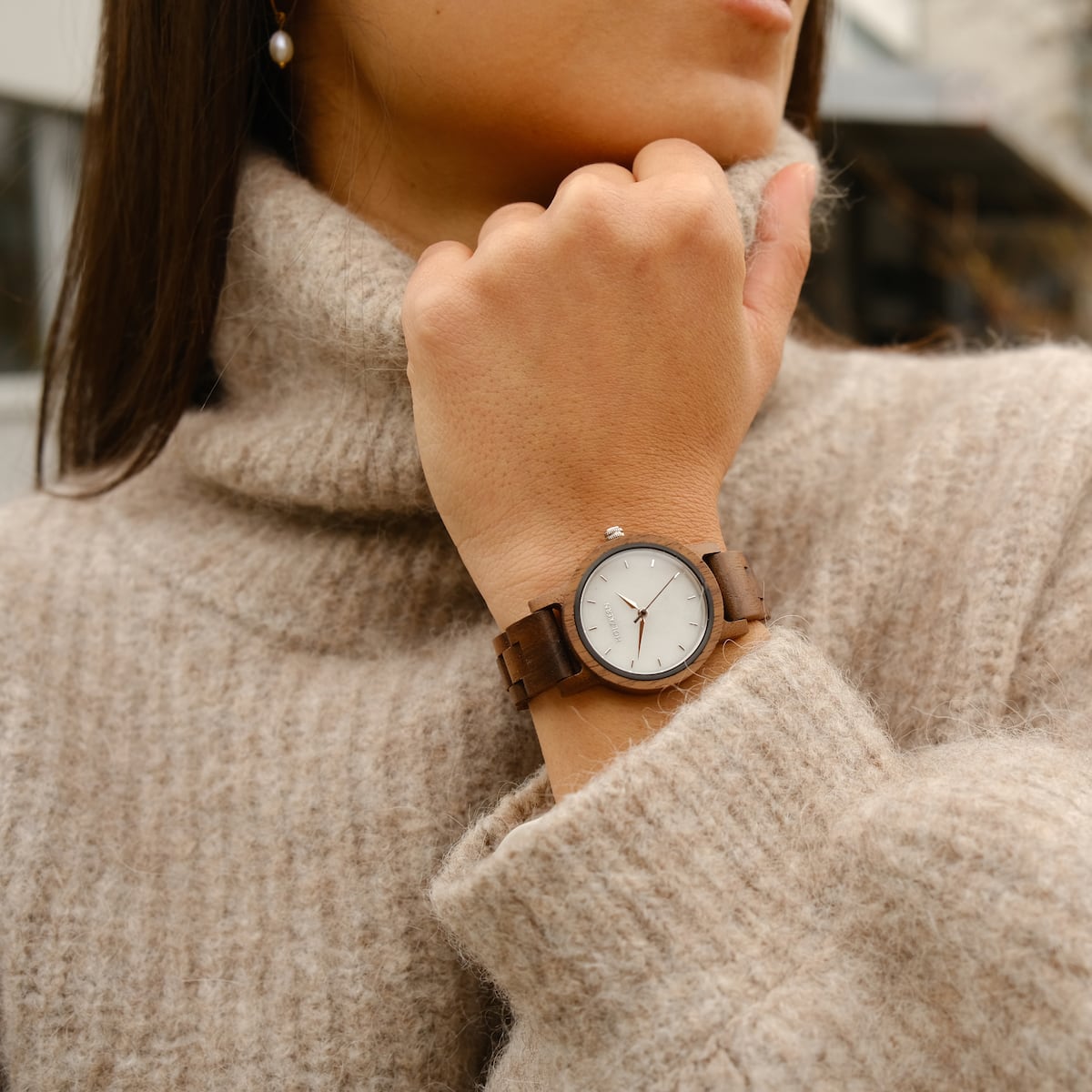 "Air" watch with walnut strap and marble face, featuring a stylish and elegant design.