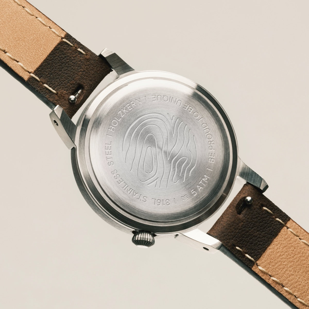 "Côte d'Azur", a watch with walnut and nacre details, showcases an elegant and natural design style.