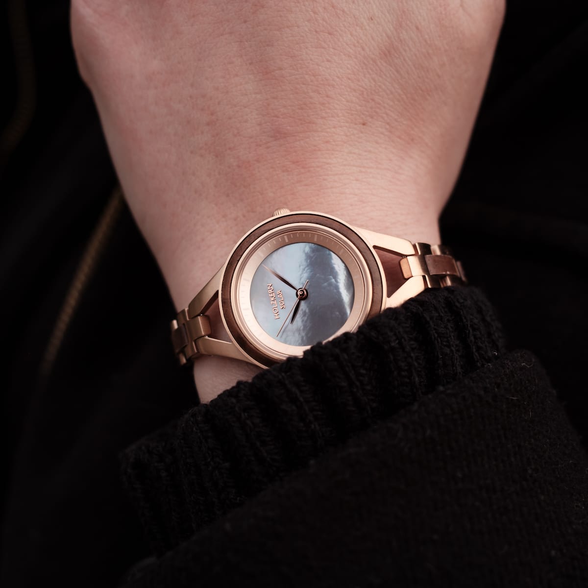 "Fatima" watch with walnut and nacre materials, elegant and modern design.