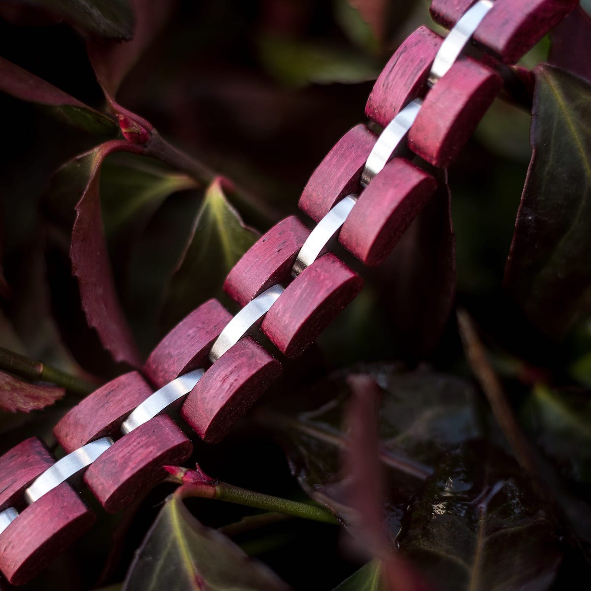 "Fantasia" bracelet with amaranth and silver accents, featuring a natural and elegant design.