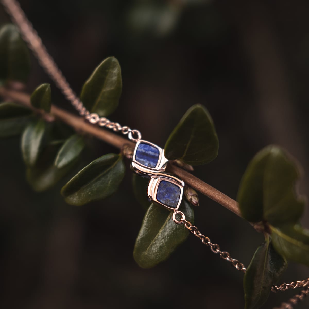 "Mosaic Bracelet", a mosaic bracelet with lapis lazuli and rose gold accents, featuring a natural and elegant design.