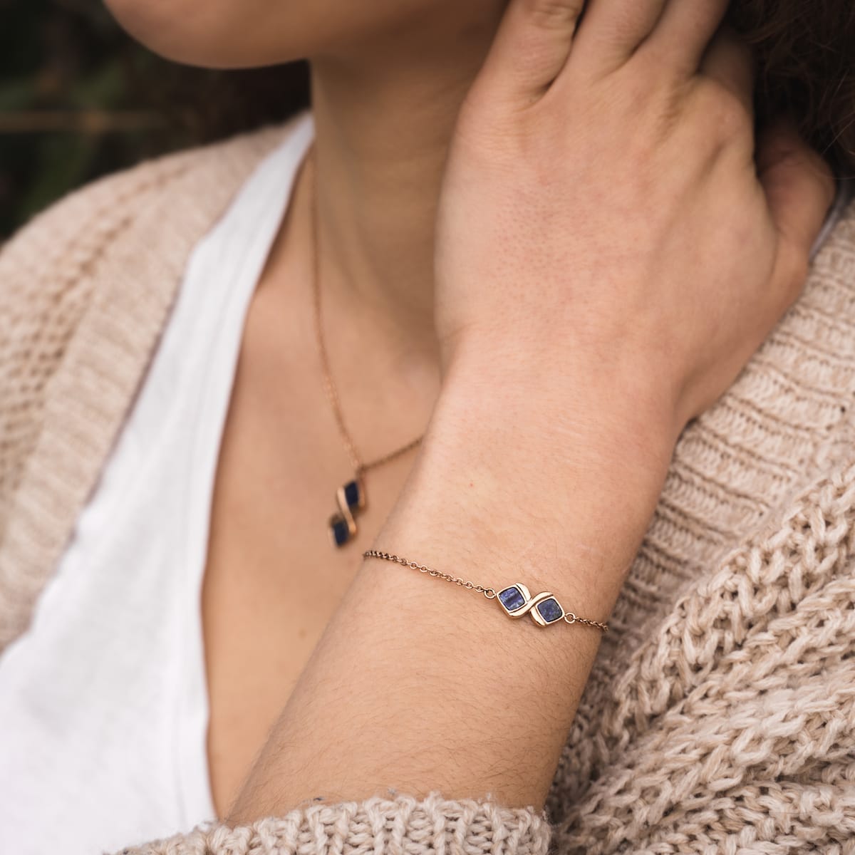 "Mosaic Bracelet" stylish bracelet in rose gold with lapis lazuli accents, perfect for a modern and elegant look.