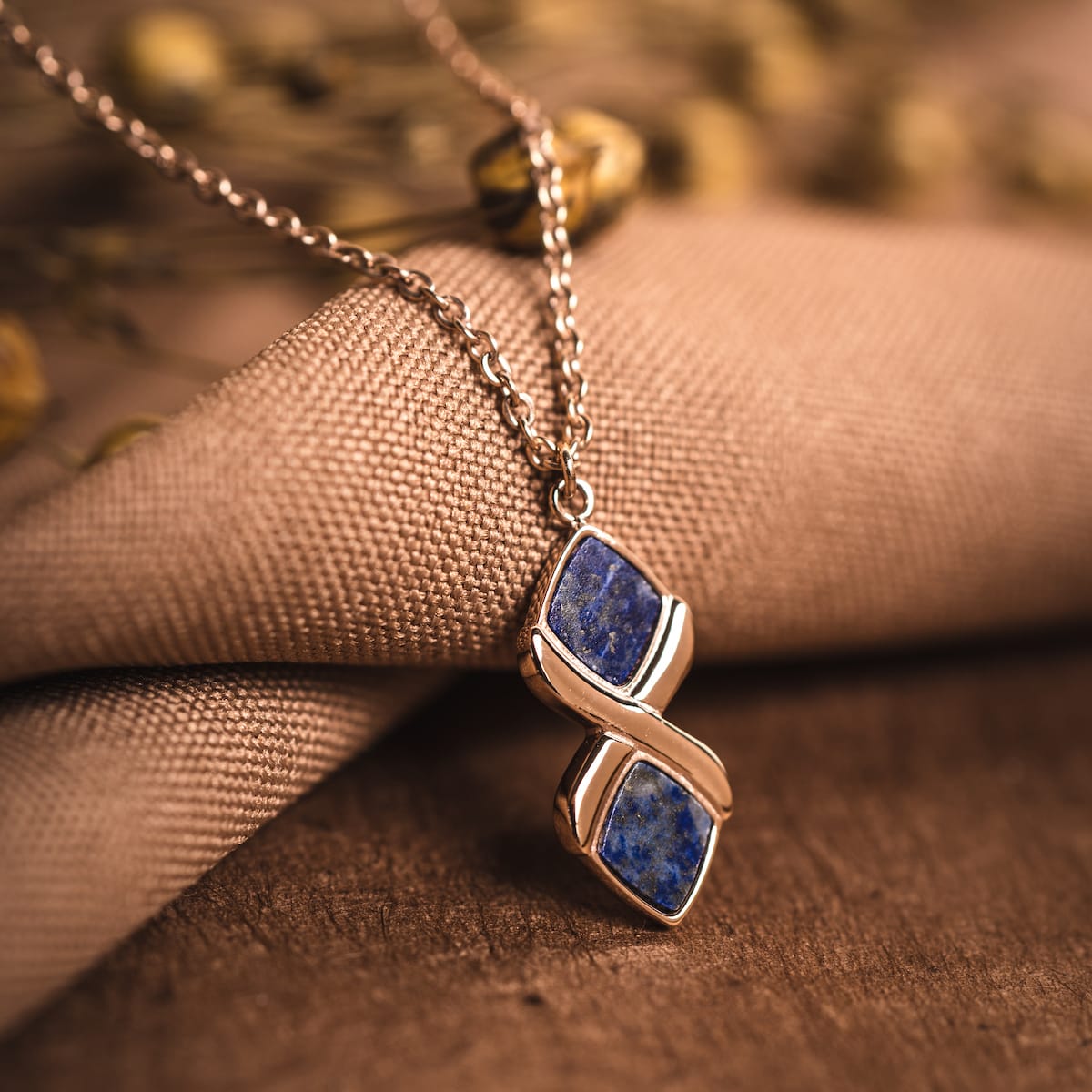 "Mosaic Necklace" necklace featuring a stylish mosaic design in lapis lazuli and rose gold on a delicate chain.