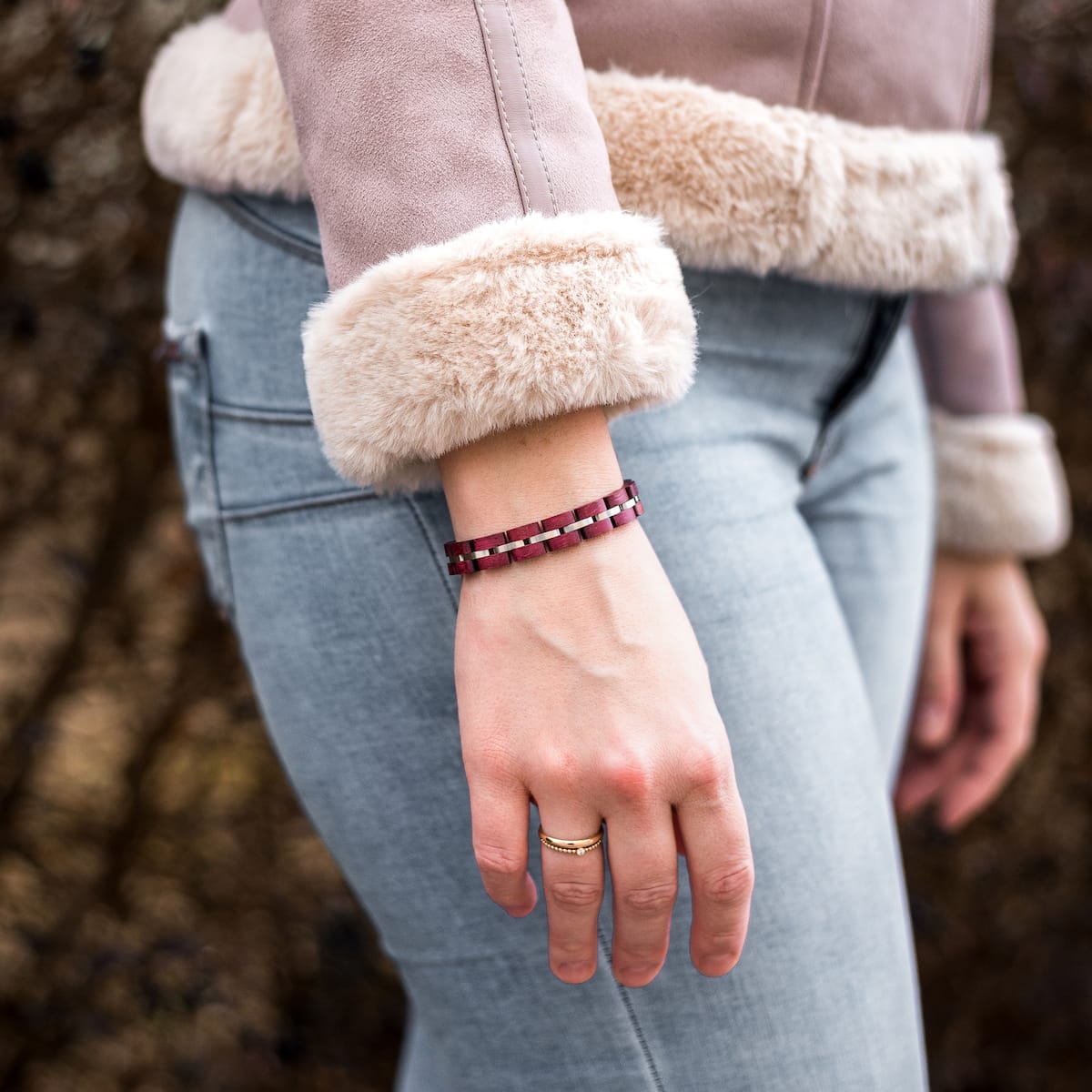 "Fantasia" bracelet with amaranth and silver tones, featuring a woven design.