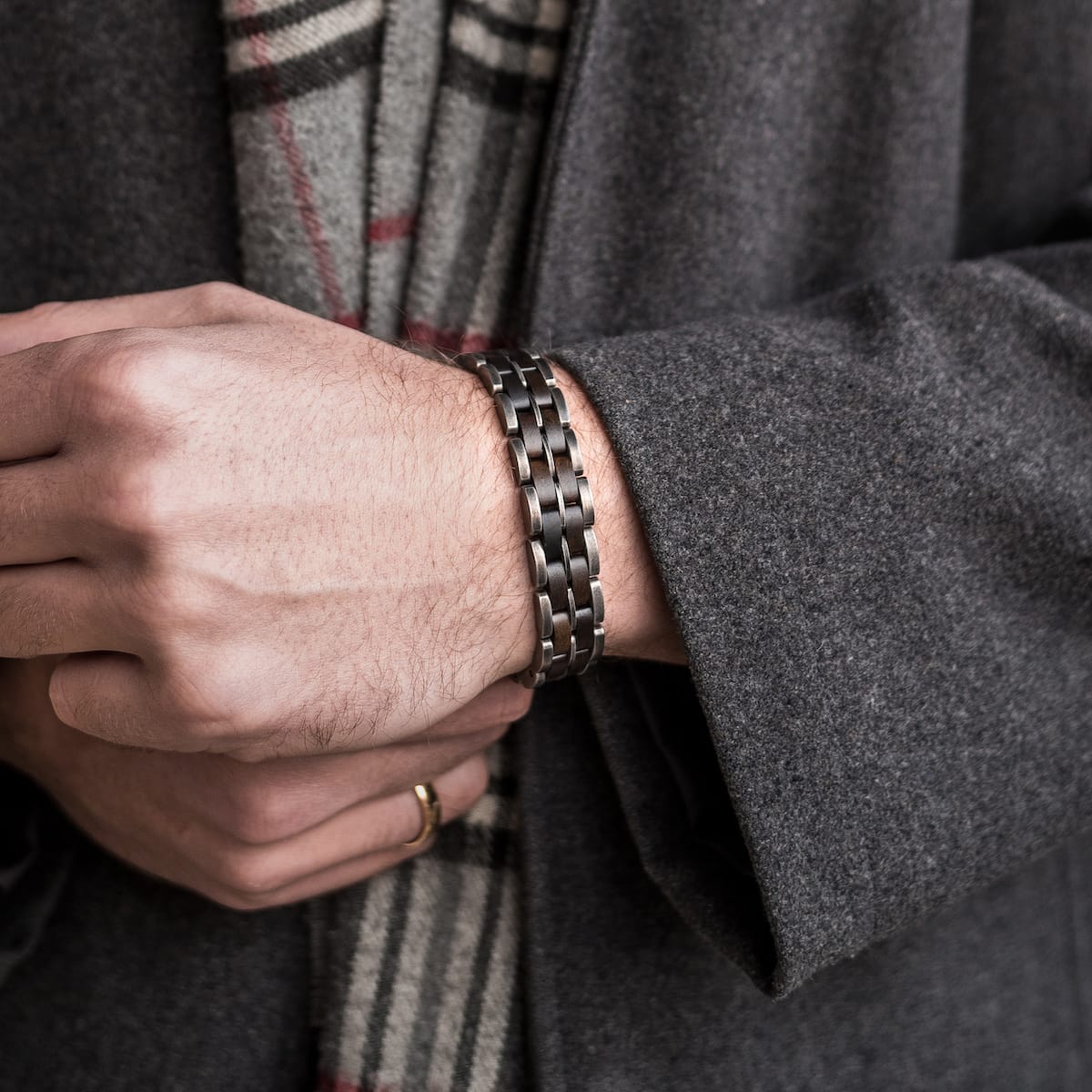 "Kanon" wristband, featuring maple and antique silver materials, showcases a sleek, sophisticated design.