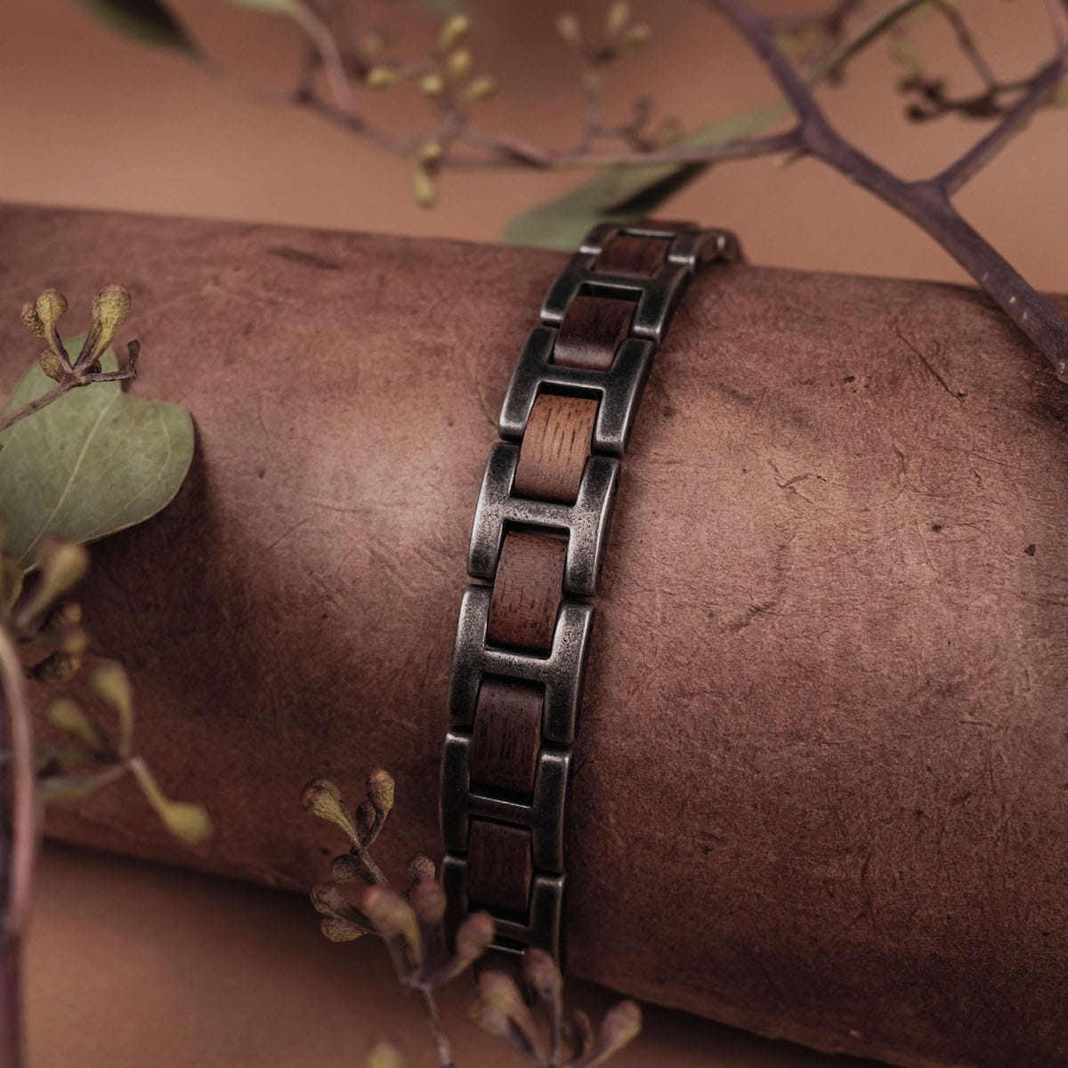 "Acoustic" bracelet, blending walnut wood with an antique silver finish for a rustic, elegant style.