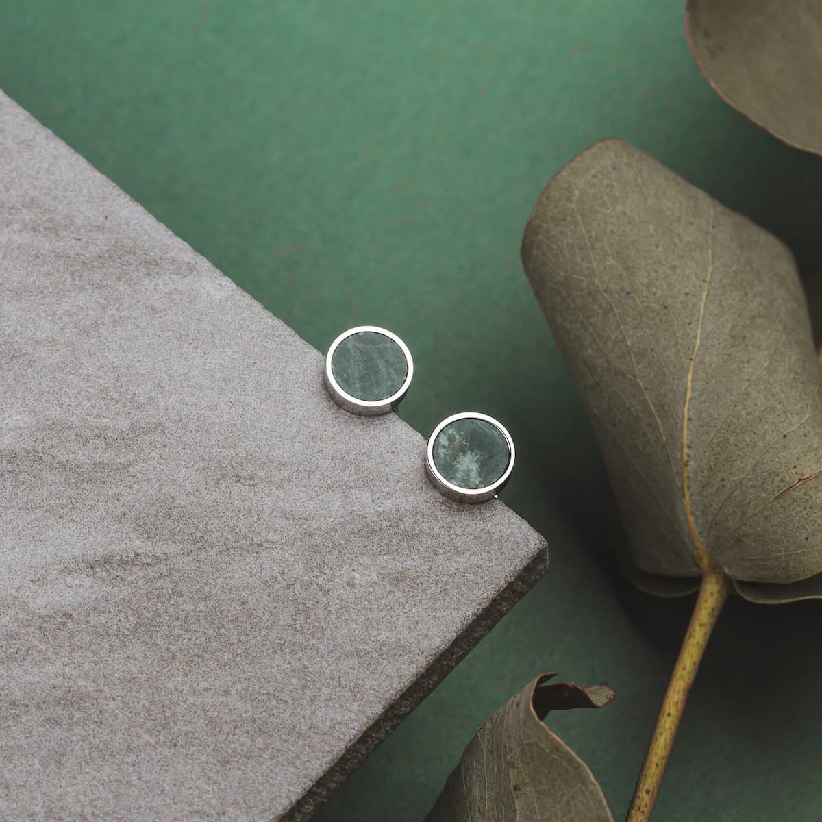 "Concentric earrings" earrings, circular design with marble and silver tones on a minimalist background.