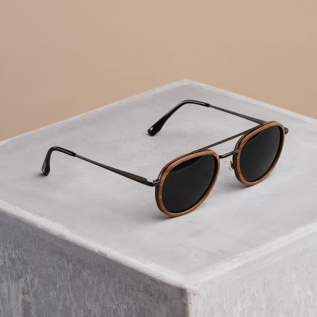 "The Risky" sunglasses in walnut and dark gray, featuring a sleek and modern design.