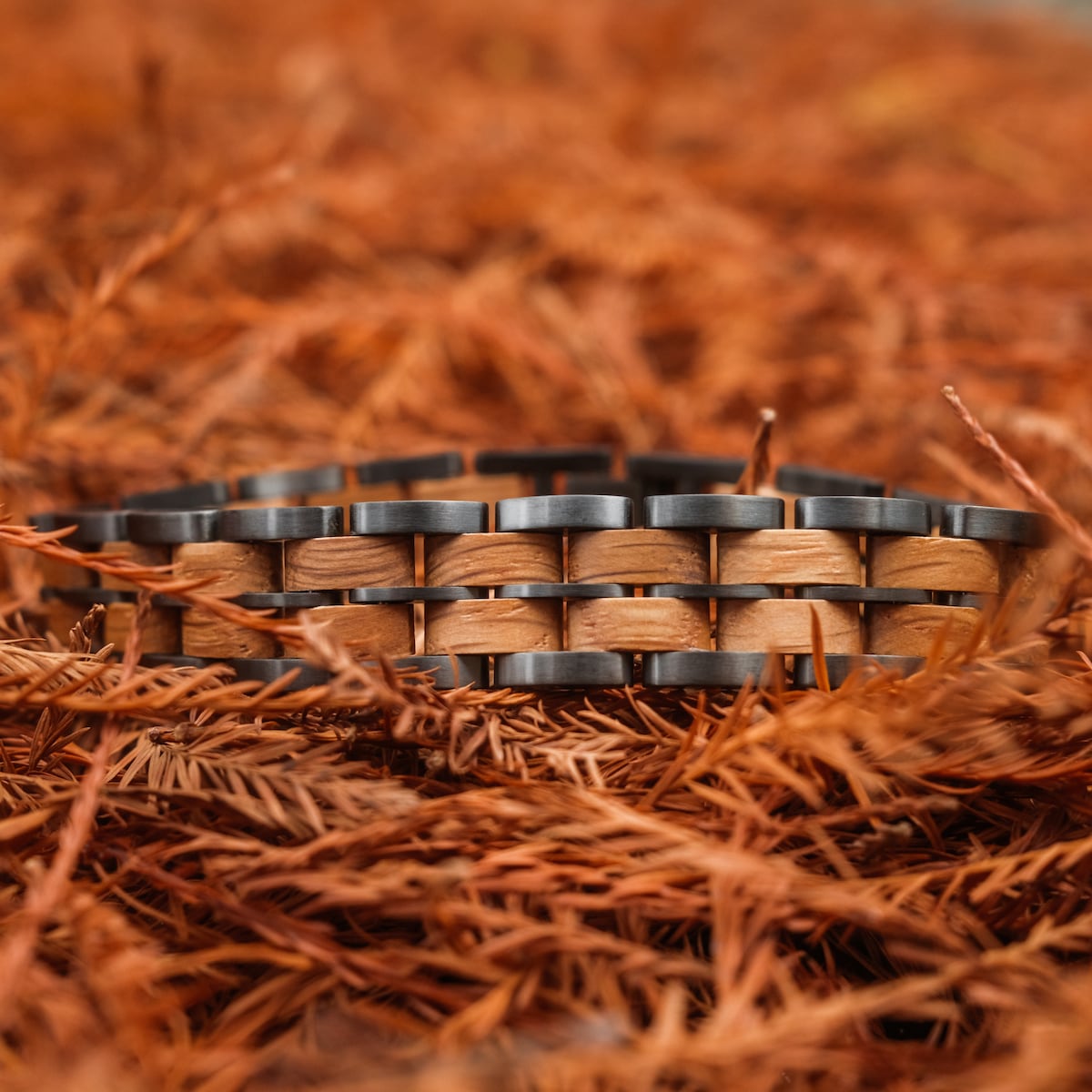 "Kanon" bracelet with oak and gray materials, featuring a rustic woven style.