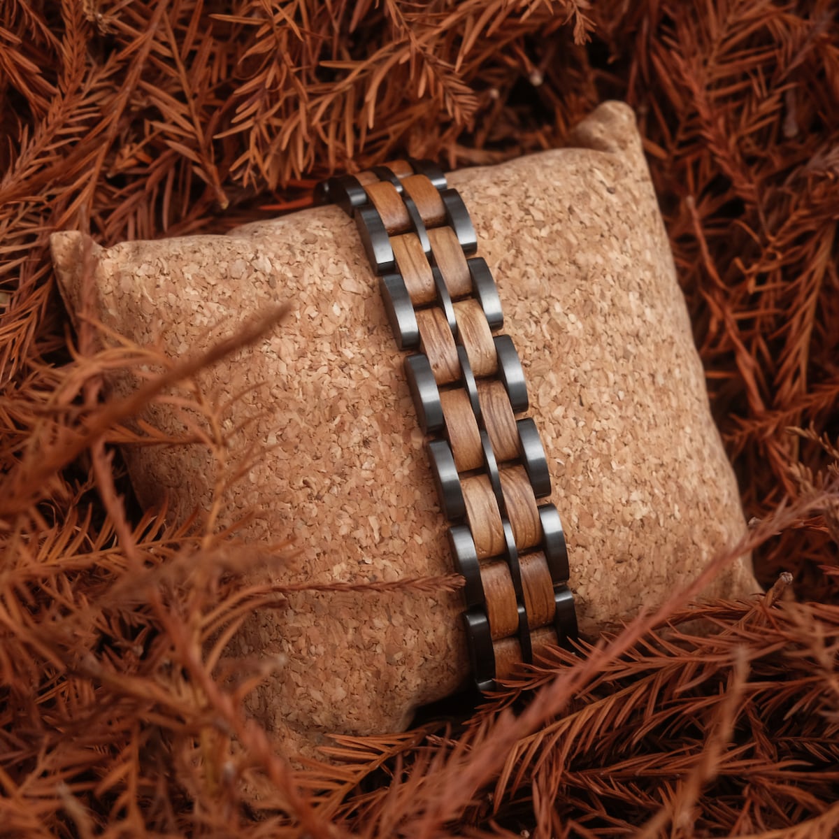 "Kanon" bracelet showcasing oak and gray materials in a natural, rustic style.