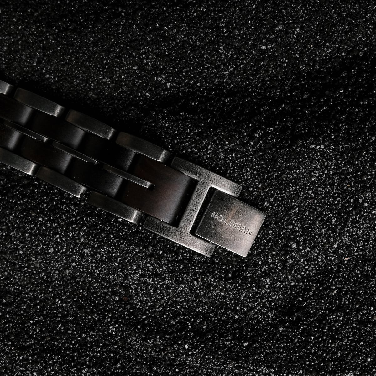 "Kanon", a stylish bracelet with a maple and antique silver finish, featuring a sleek, modern design.