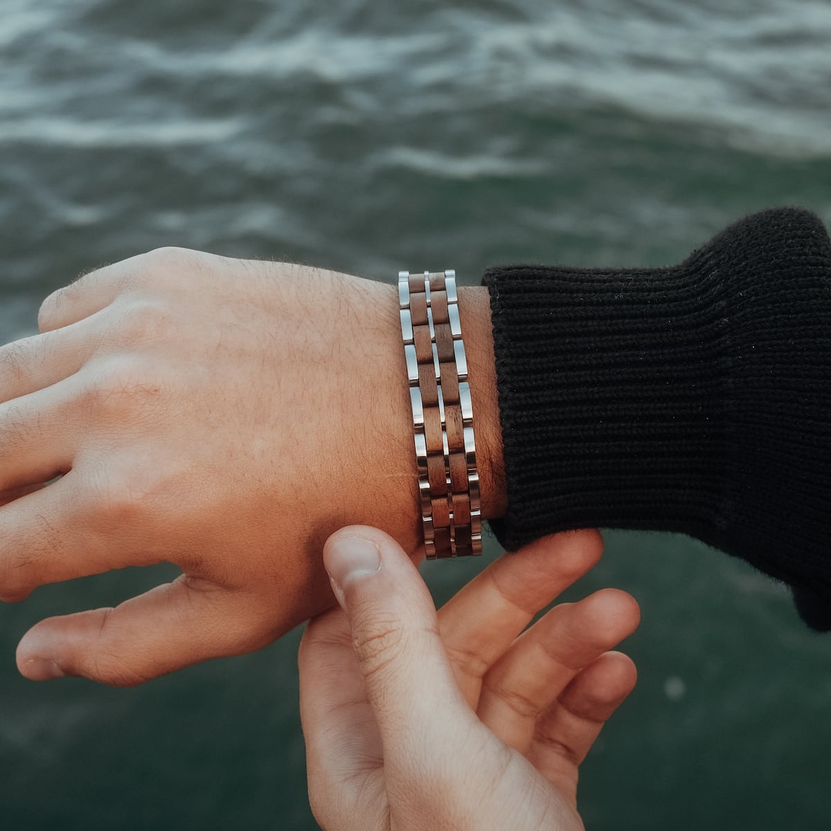"Kanon", a stylish bracelet with a walnut and silver finish.