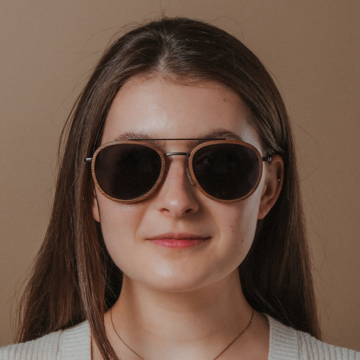 "The Risky" sunglasses in walnut/dark gray, featuring a sleek, modern design.