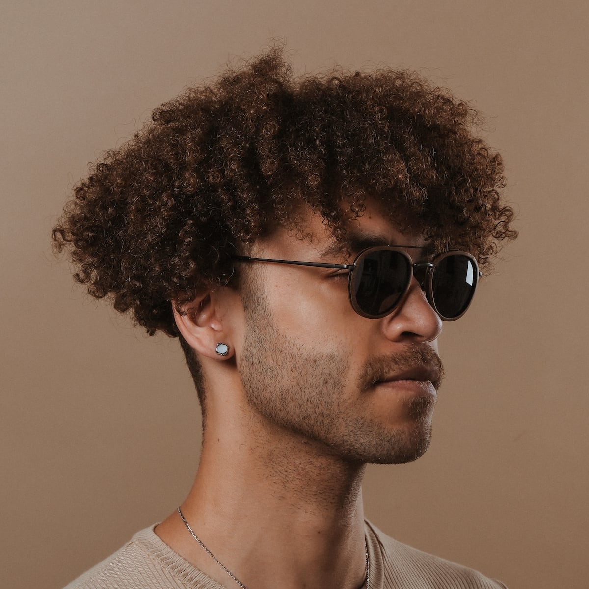 "The Risky", stylish sunglasses in walnut and dark gray, featuring a modern design.