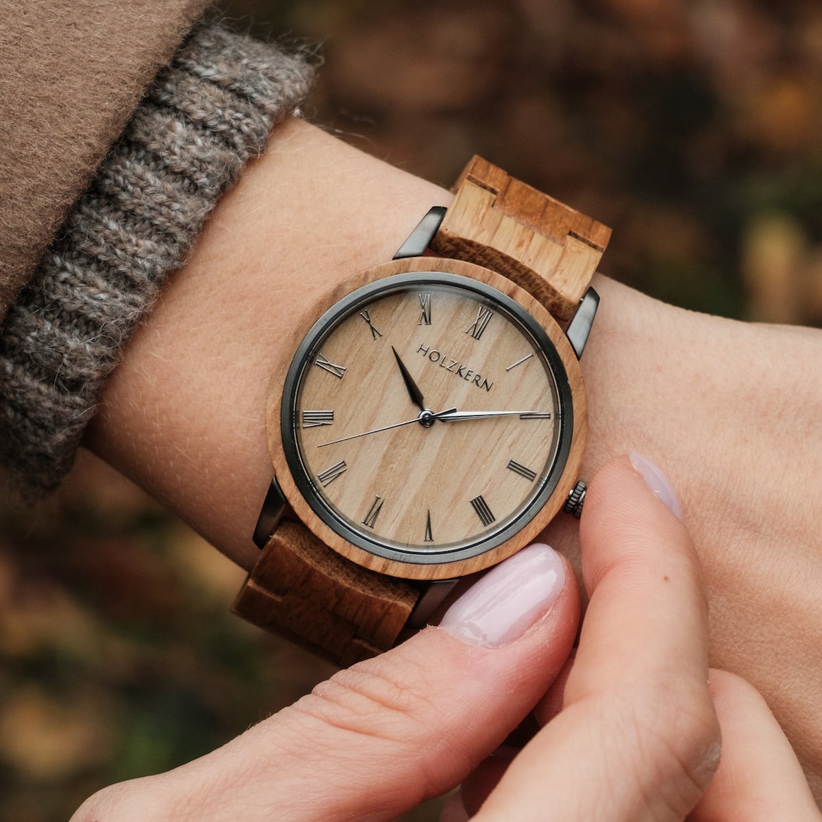 "Taro", a stylish wooden wristwatch with an elegant oak finish and classic design.