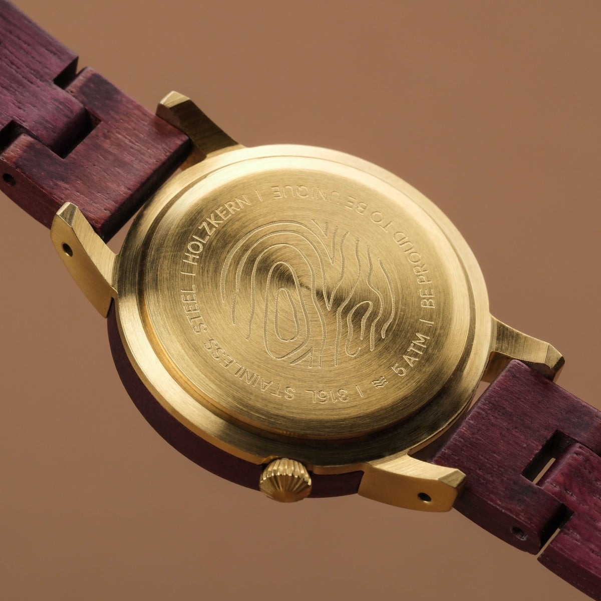 "Napali" watch featuring a stylish brass case and wooden strap.