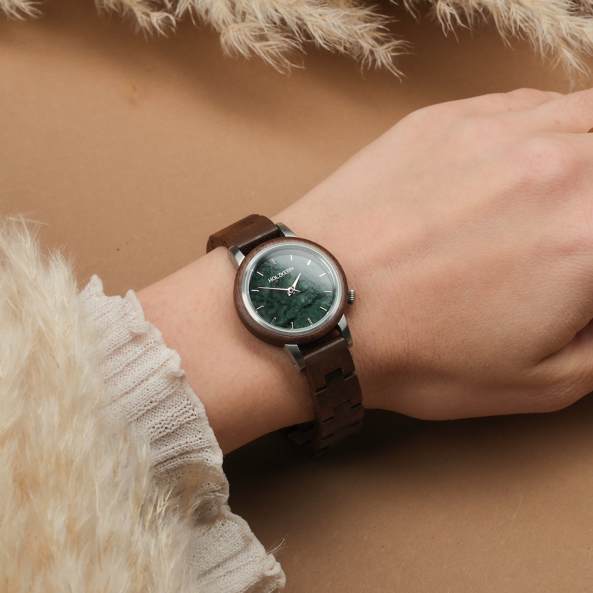 "Anakena" watch with a walnut strap and marble face, featuring an elegant and natural design.