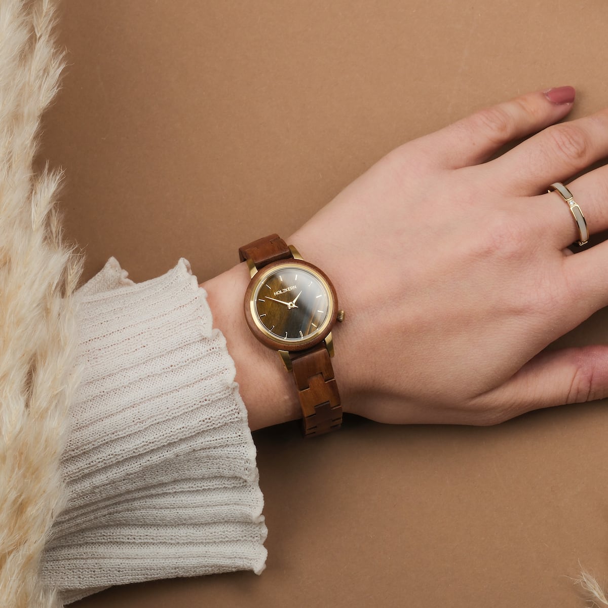 "Costa del Sol" watch with a koa wood and tiger's eye design, featuring a classic and elegant style on a wrist.