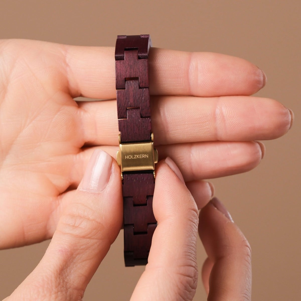 "Napali" wooden bracelet featuring deep amaranth tones and nacre accents.