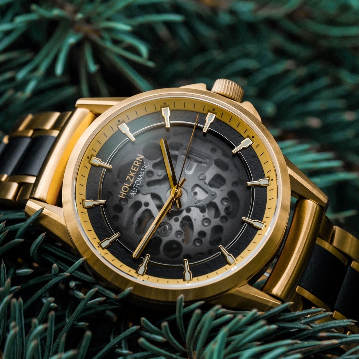 "Flowfinder" watch featuring maple and gold materials with a sleek, classic design.
