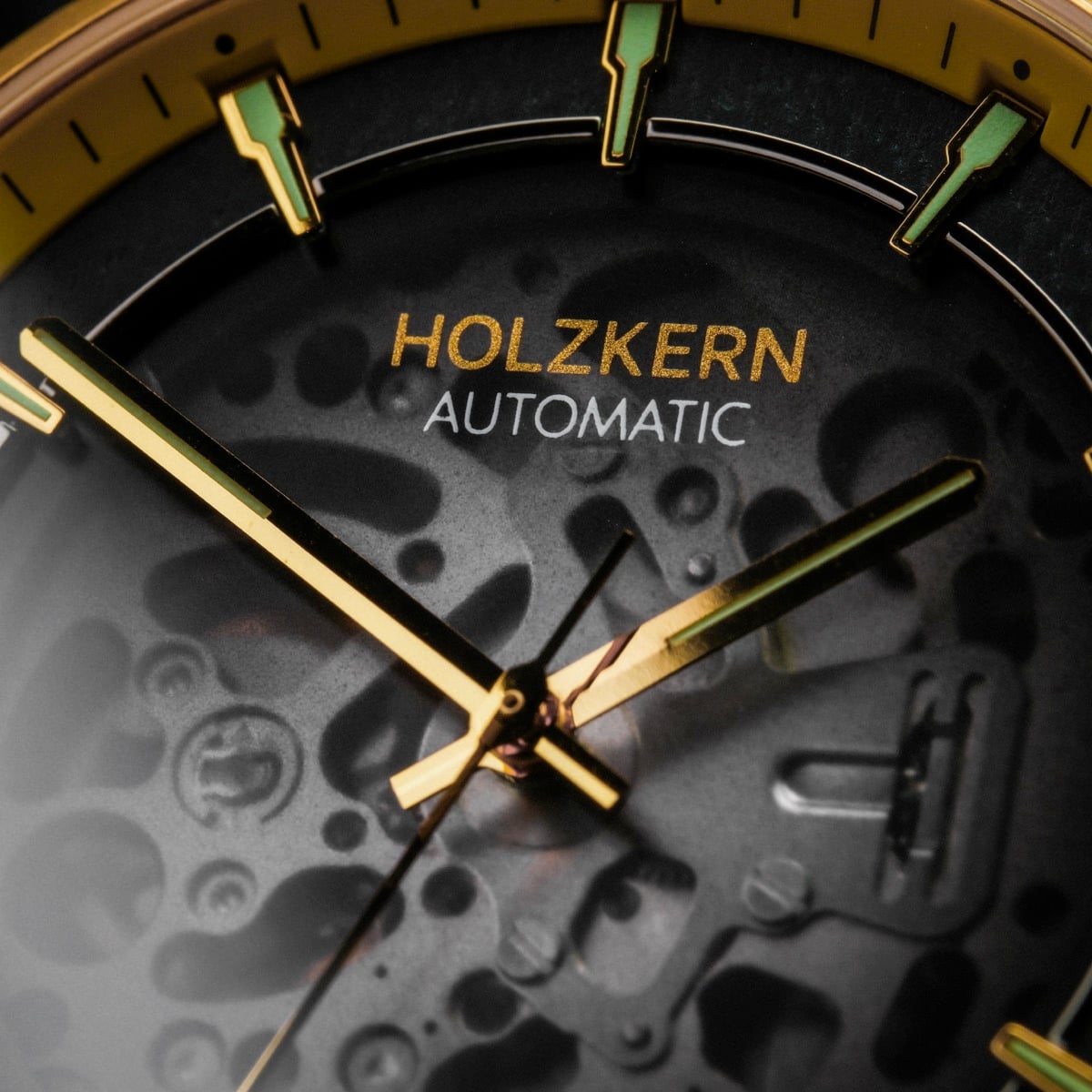 "Flowfinder", a men's automatic watch, features a captivating maplewood and gold design.