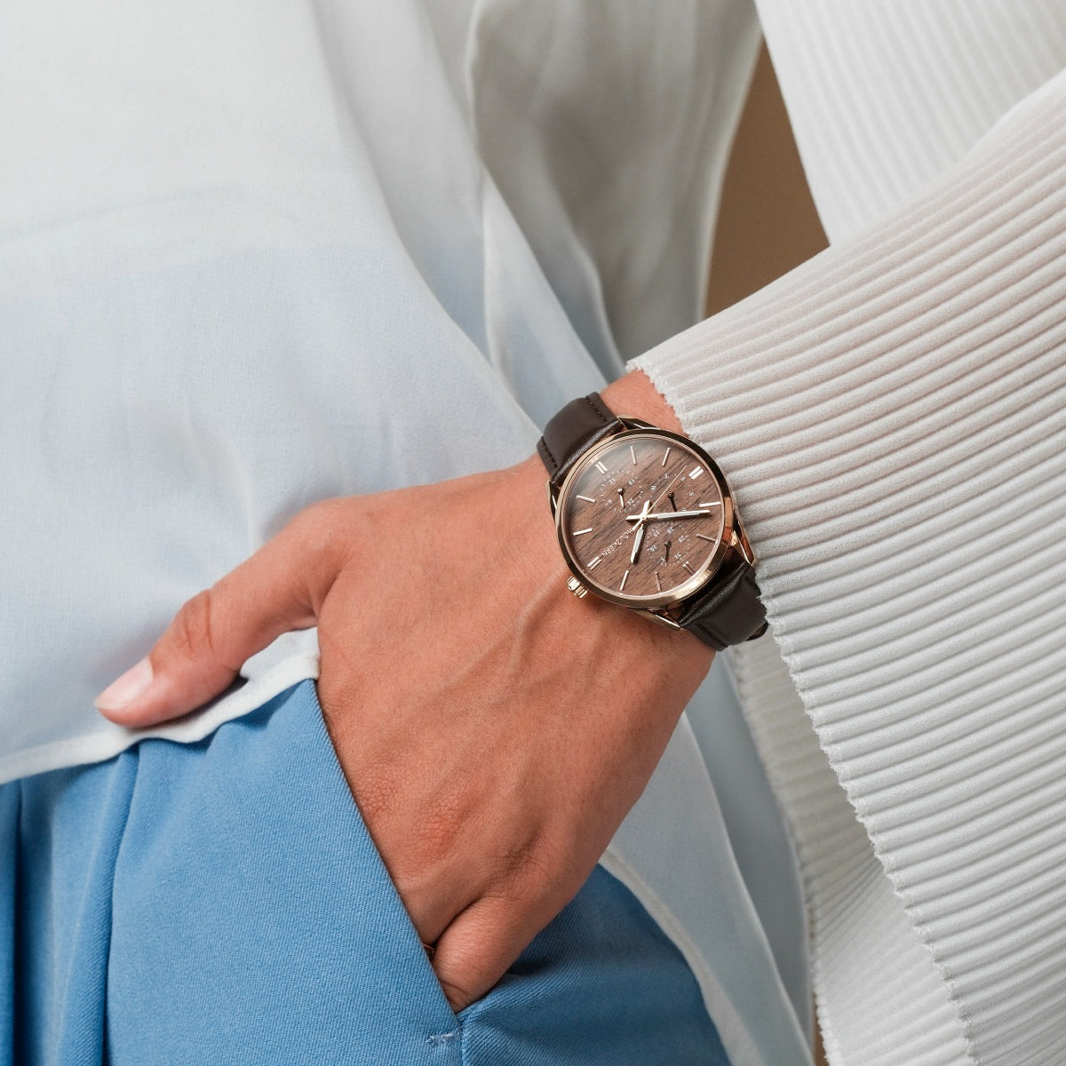 "Gifted", a stylish walnut/dark brown wristwatch with a sophisticated design.